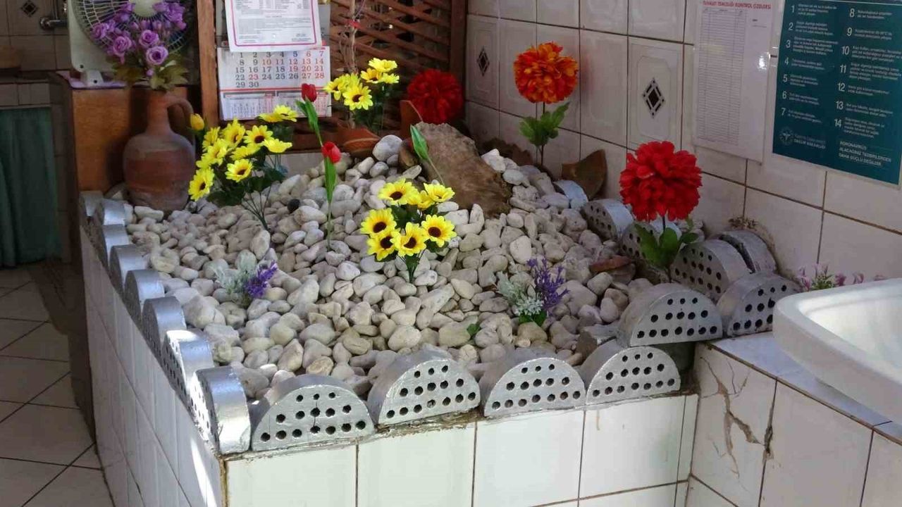 Isparta’da pide salonunun içine alınan mezar kayıtlarda Ayırt Dede: Müşteriler başında dua ediyor