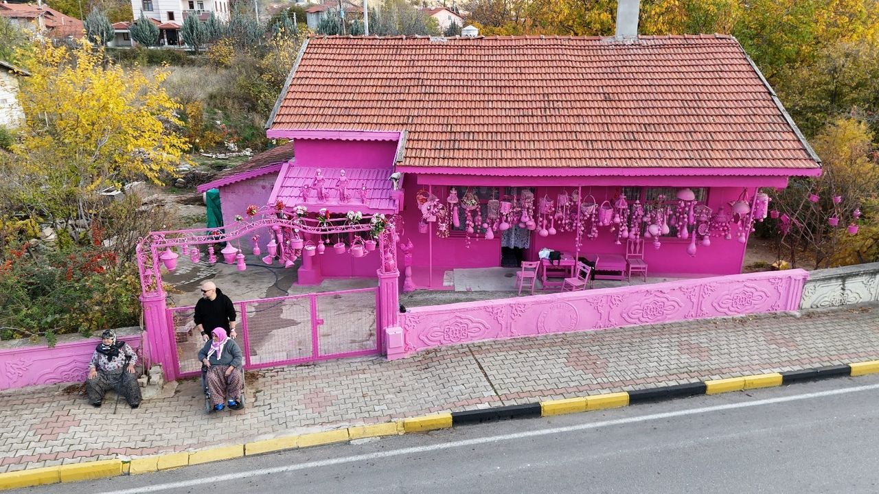 Isparta’nın 'Barbie’si Sakine Akkul, akülü aracını pembeye boyatmak istiyor