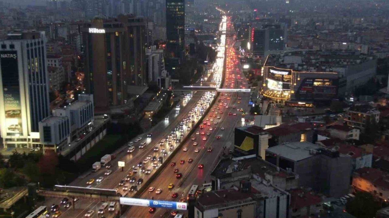 İstanbul Anadolu Yakası'nda mesai çıkışı trafiği havadan görüntülendi