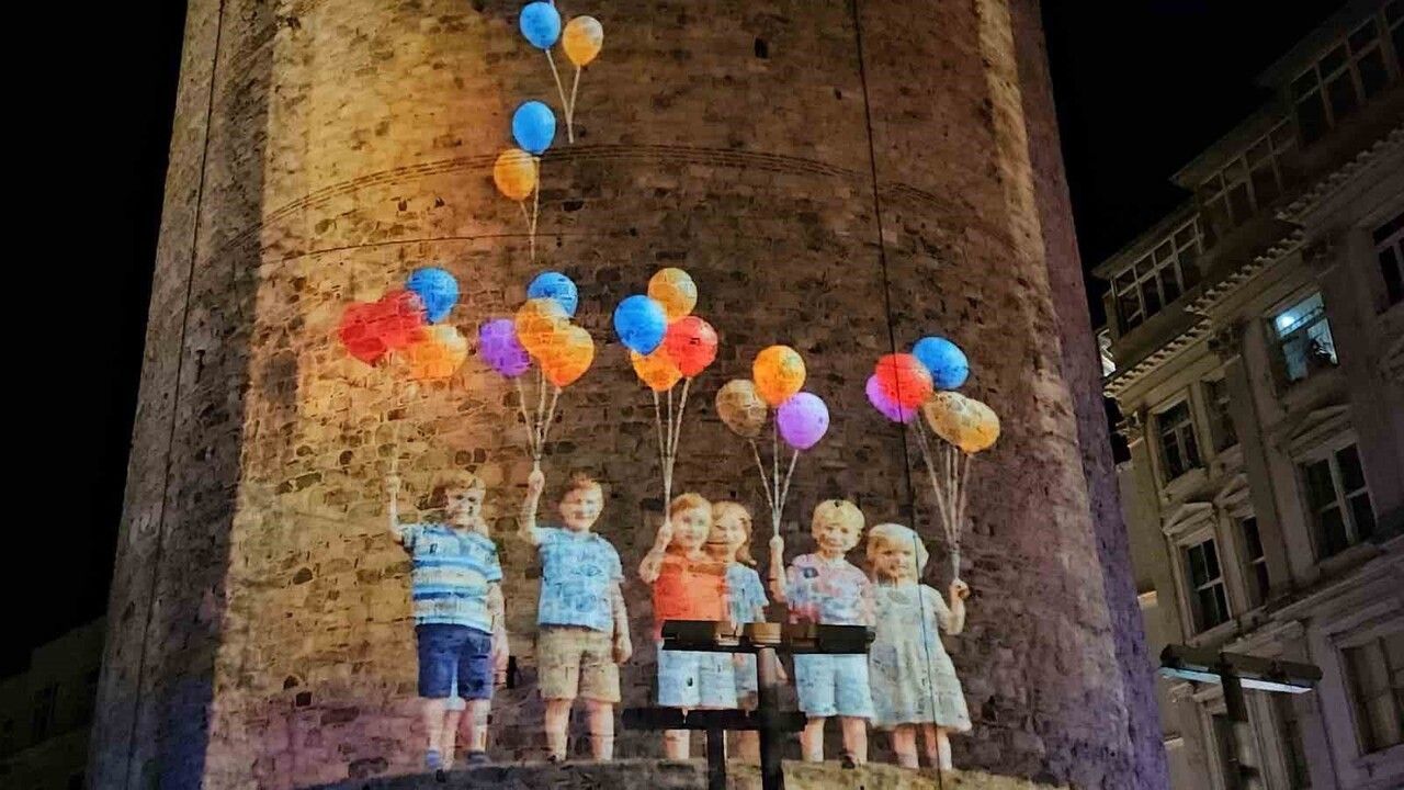 İstanbul'da 24 Kasım Öğretmenler Günü Galata Kulesi'ne yansıtılan videoyla kutlandı