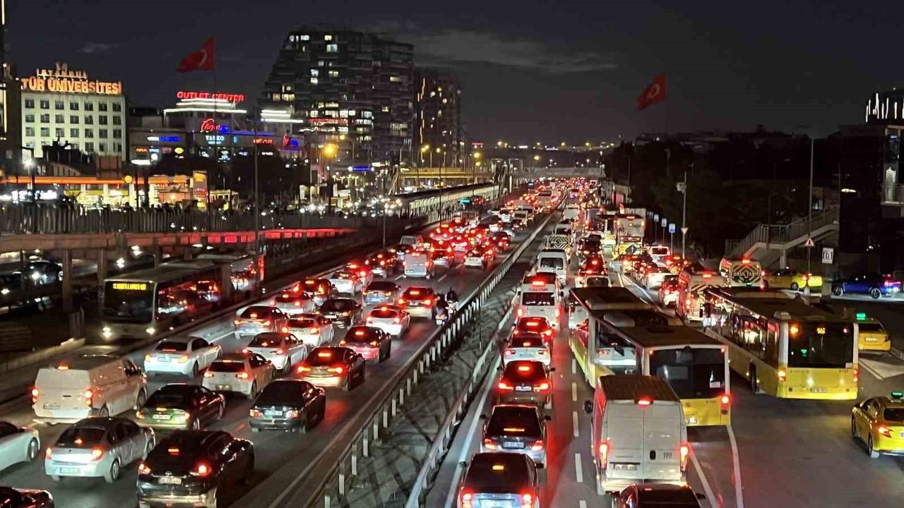 İstanbul'da akşam iş çıkışında trafik yoğunluğu yüzde 78'e yükseldi