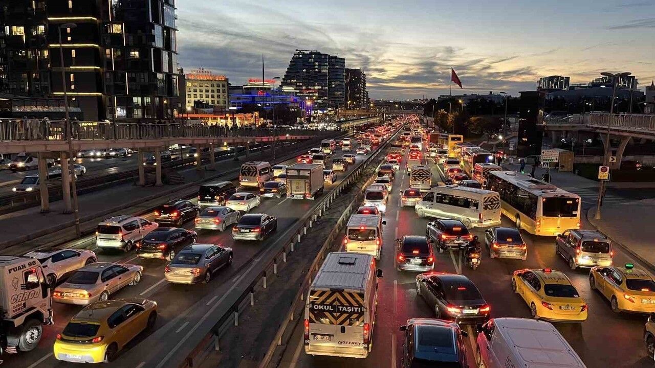 İstanbul'da akşam iş çıkışında trafik yoğunluğu yüzde 89'e ulaştı