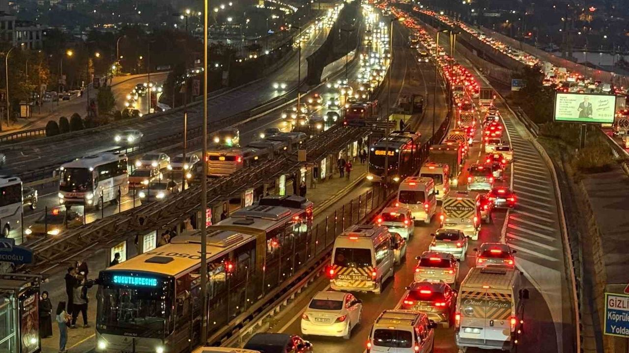 İstanbul'da ara tatil başlangıcında akşam trafiği yüzde 85'e yükseldi