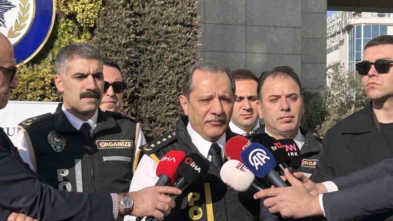 İstanbul'da Bir Ayda Sokak Çetelerine Yönelik Operasyon: 145 Gözaltı, Çok Sayıda Silah Ele Geçirildi