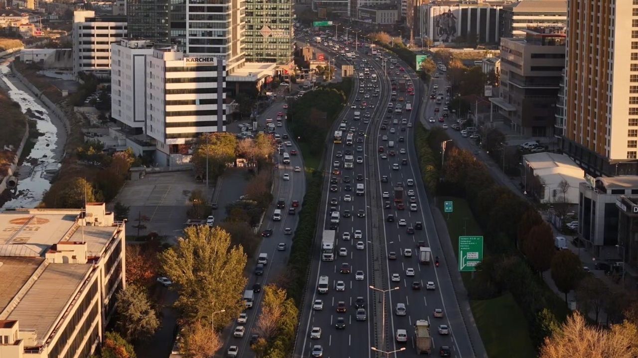 İstanbul'da okulların açılmasıyla trafik yoğunluğu bazı noktalarda yüzde 80'e ulaştı