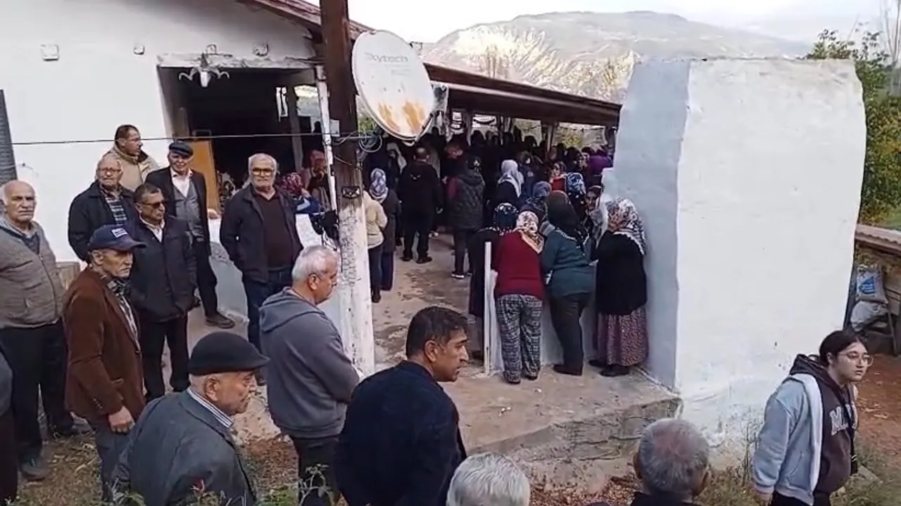 İstanbul'da otel odasında öldürülen Melisa Kölekçi memleketi Tokat'ta toprağa verildi