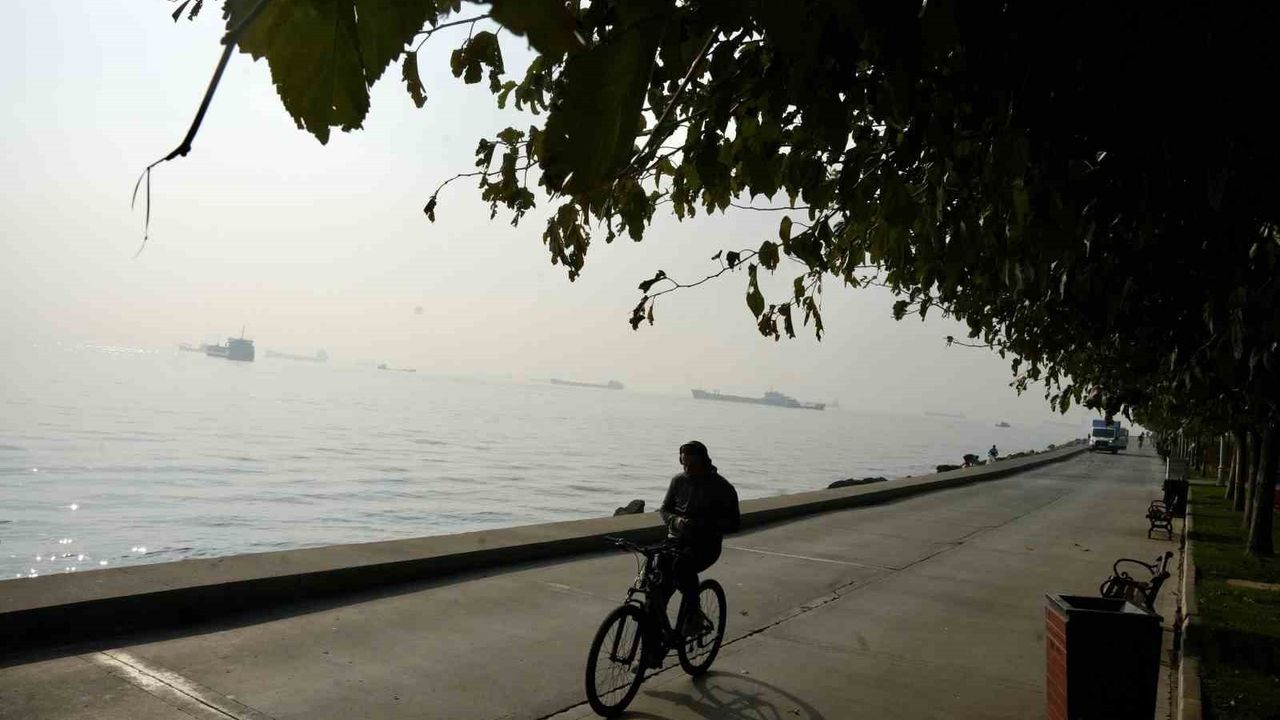 İstanbul'da Sabah Sisleri: Sahil Şeridinde Görüş Azaldı, Trafikte Yoğunluk Oluştu