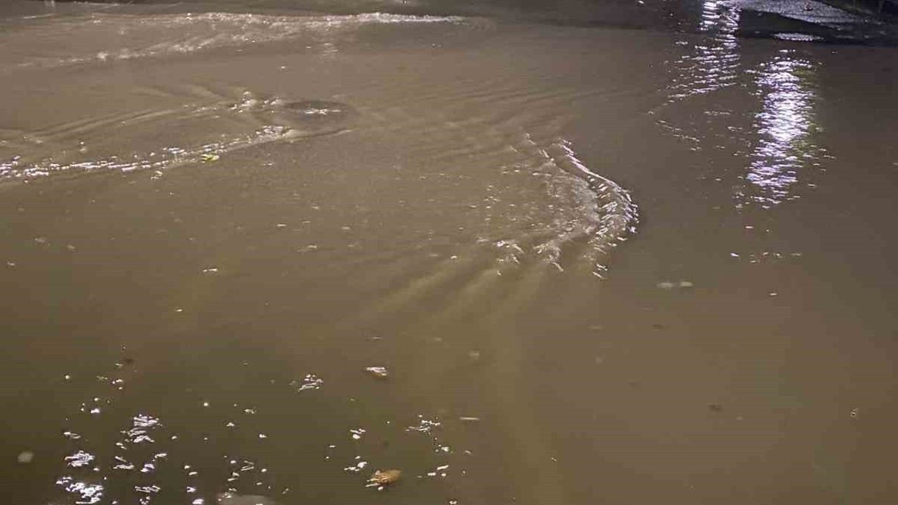 İstanbul'da sağanak: Maltepe caddeleri su baskınıyla yollar göle döndü