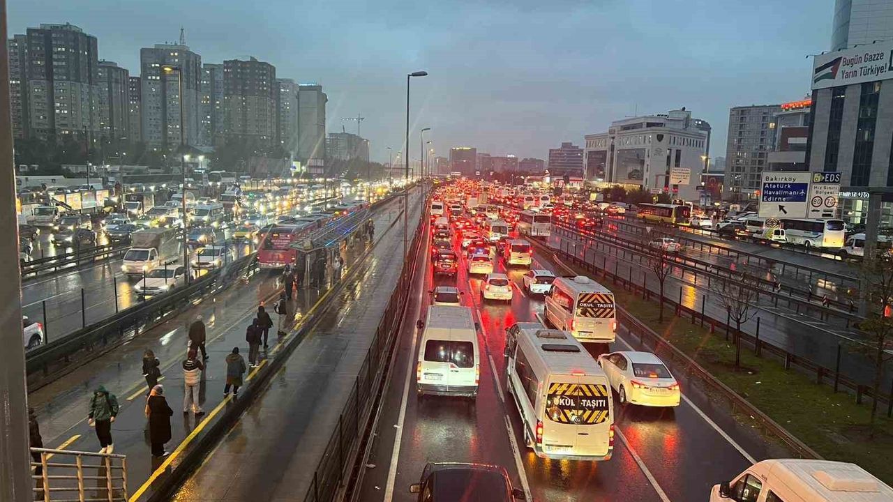 İstanbul'da yağış akşam trafik yoğunluğunu yüzde 90'a çıkardı