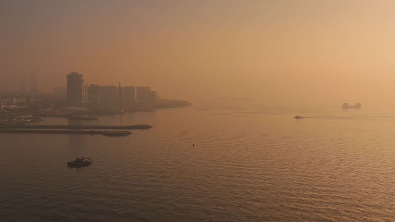 İstanbul'da yoğun sis sahil şeritlerinde kartpostallık görüntüler yarattı