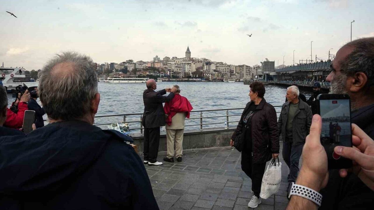 İstanbul’da 'Ziya' gerçeğe dönüştü: 70 yaşındaki Sadık Çelikten, Eminönü'nde sokak tıraşıyla dikkat çekiyor