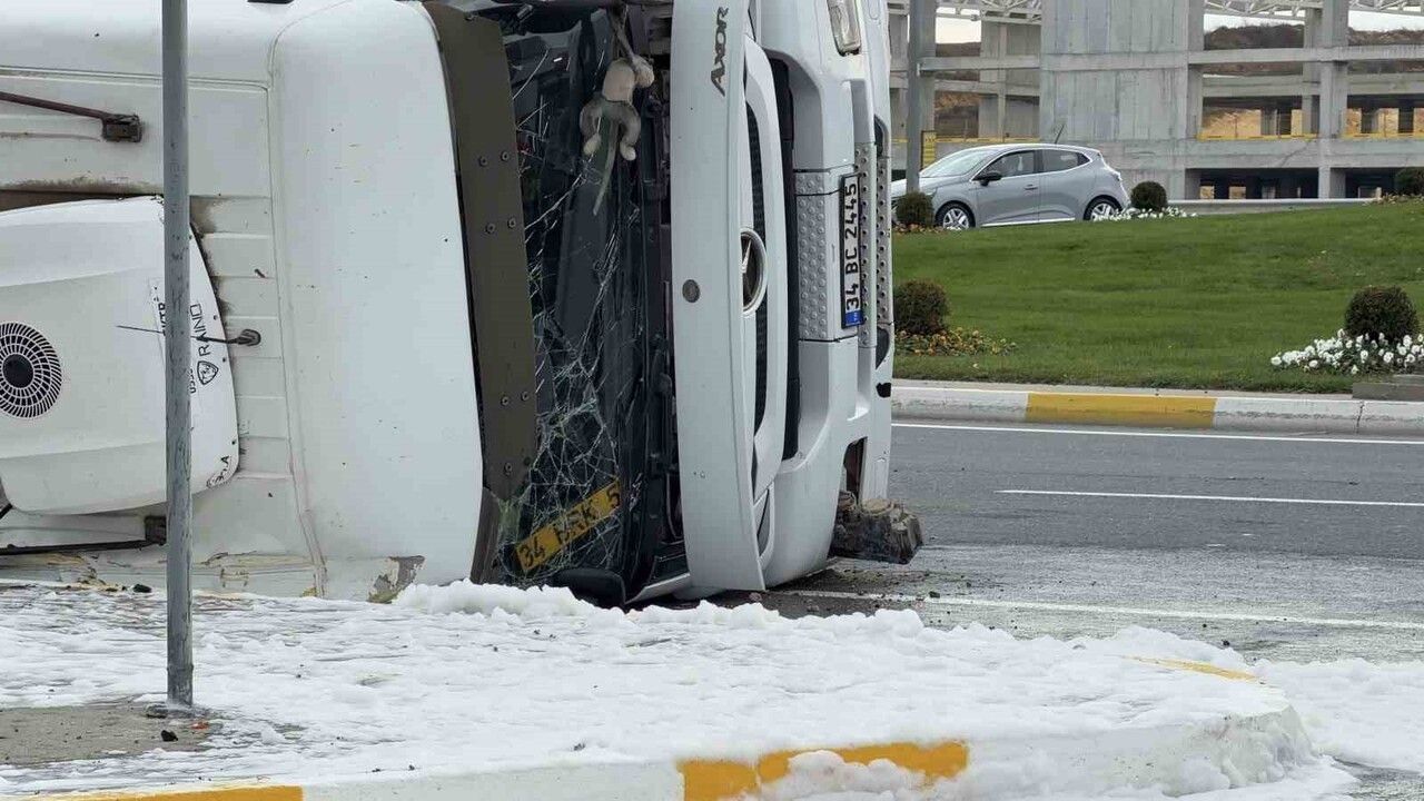 İstanbul Havalimanı yolunda gübre yüklü kamyon devrildi: sürücü yaralandı, yol kısmen kapatıldı