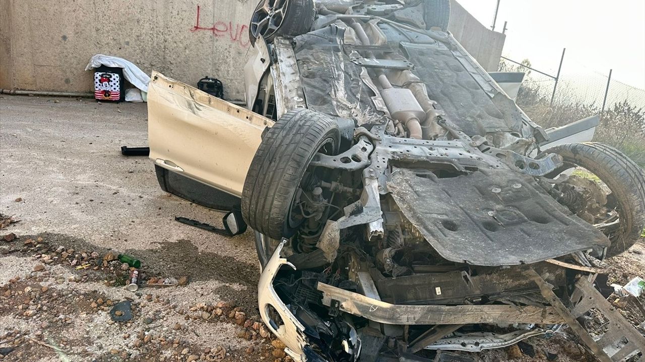 İstanbul-İzmir Otoyolu Balıkesir kesiminde araç şarampole devrildi: 4 kişi yaralandı