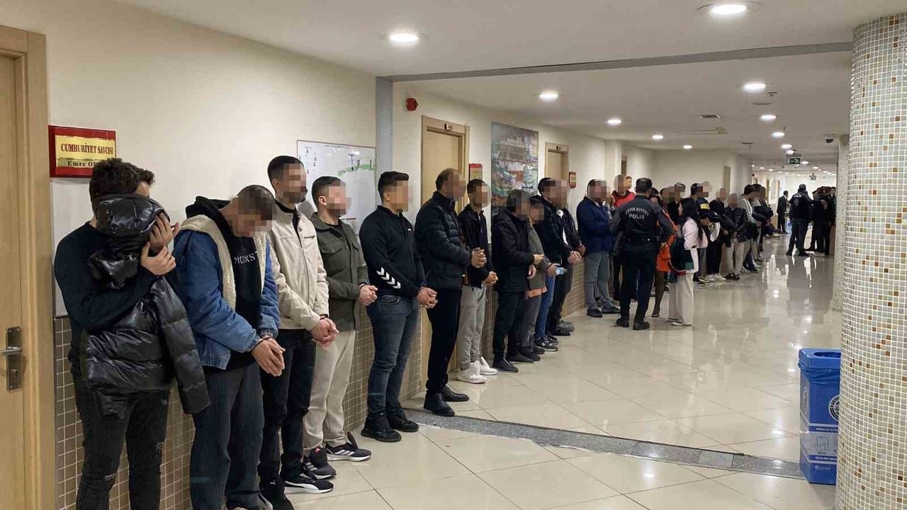 İstanbul merkezli operasyonda 'fal, büyü, medyum' ilanlarıyla dolandırıcılık: 55 şüpheli tutuklama talebiyle sevk edildi