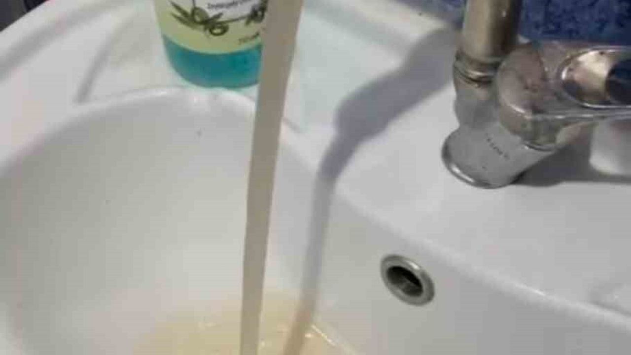 İstanbul Ümraniye'de musluklardan bulanık su akması tepkilere yol açtı