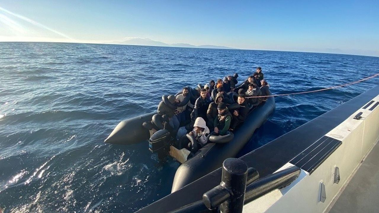 İzmir açıklarında 63 düzensiz göçmen yakalandı — 11’i çocuk