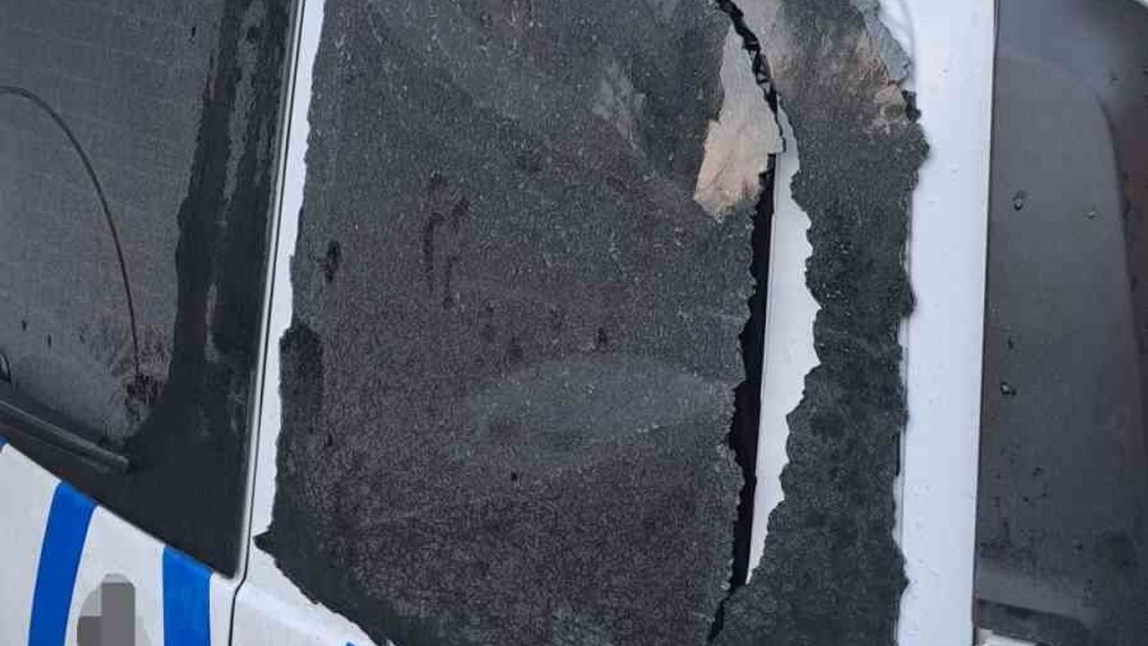 İzmir Bayraklı'da polis aracına saldırı: 3 şüpheli biber gazıyla etkisiz hale getirildi