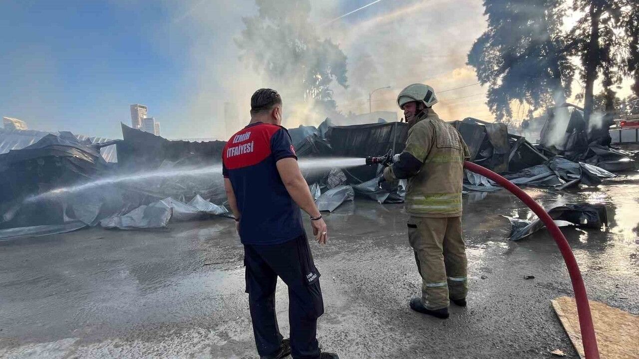 İzmir Bayraklı'da şantiyede çıkan yangında 5 konteyner ve 2 araç kül oldu