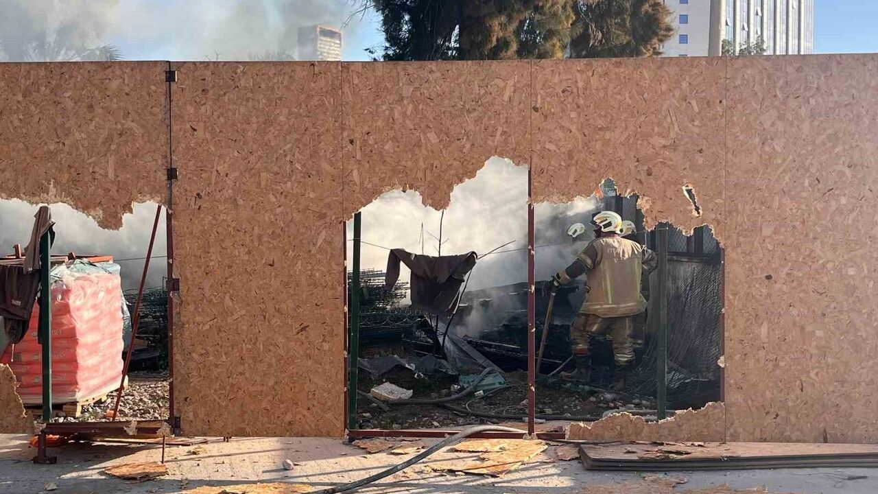 İzmir Bayraklı'da şantiyede konteyner yangını — itfaiye müdahalesi sürüyor