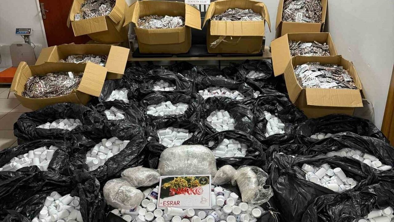 İzmir Buca'da düzenlenen operasyonda 974 uyuşturucu hap ele geçirildi