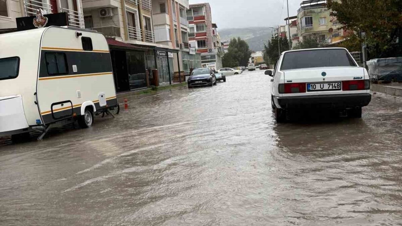 İzmir'de Dikili ve Foça'da sel sonrası su tahliye çalışmaları devam ediyor