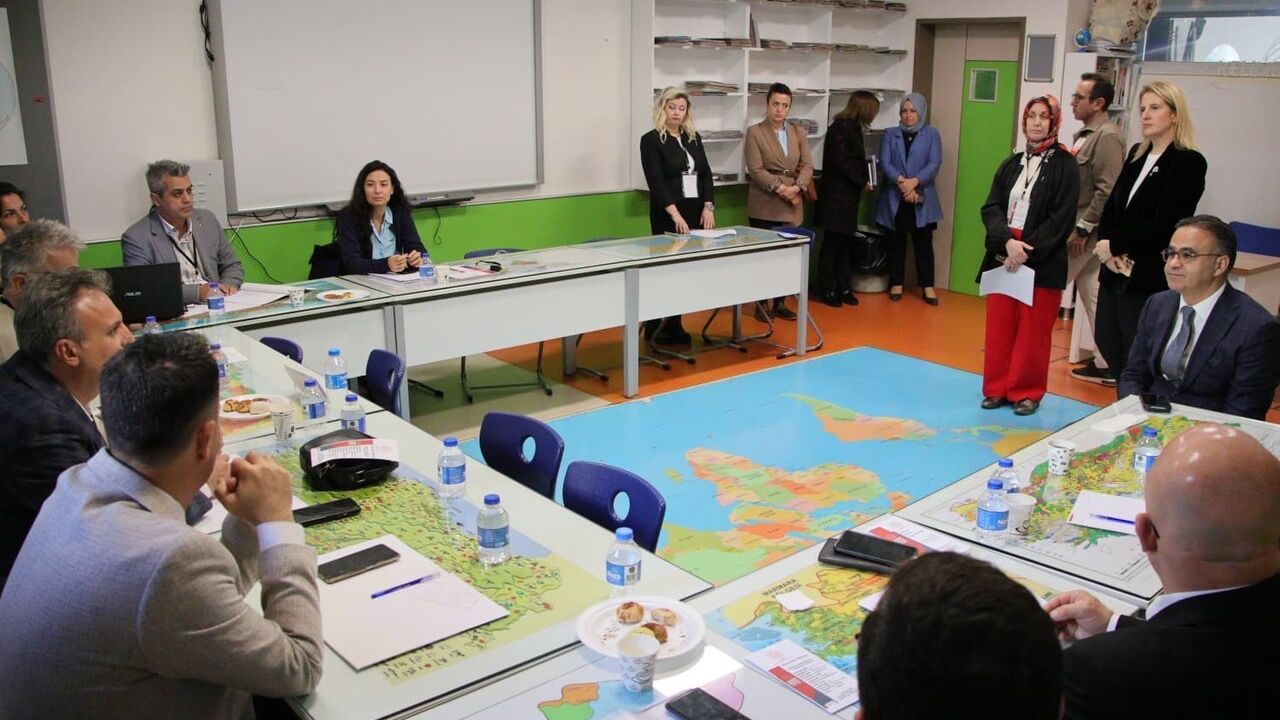 İzmir'de Hayat Boyu Öğrenmede Yeni Yol Haritası: Çalıştayda Dijitalleşme ve Yeşil Dönüşüm Öne Çıktı