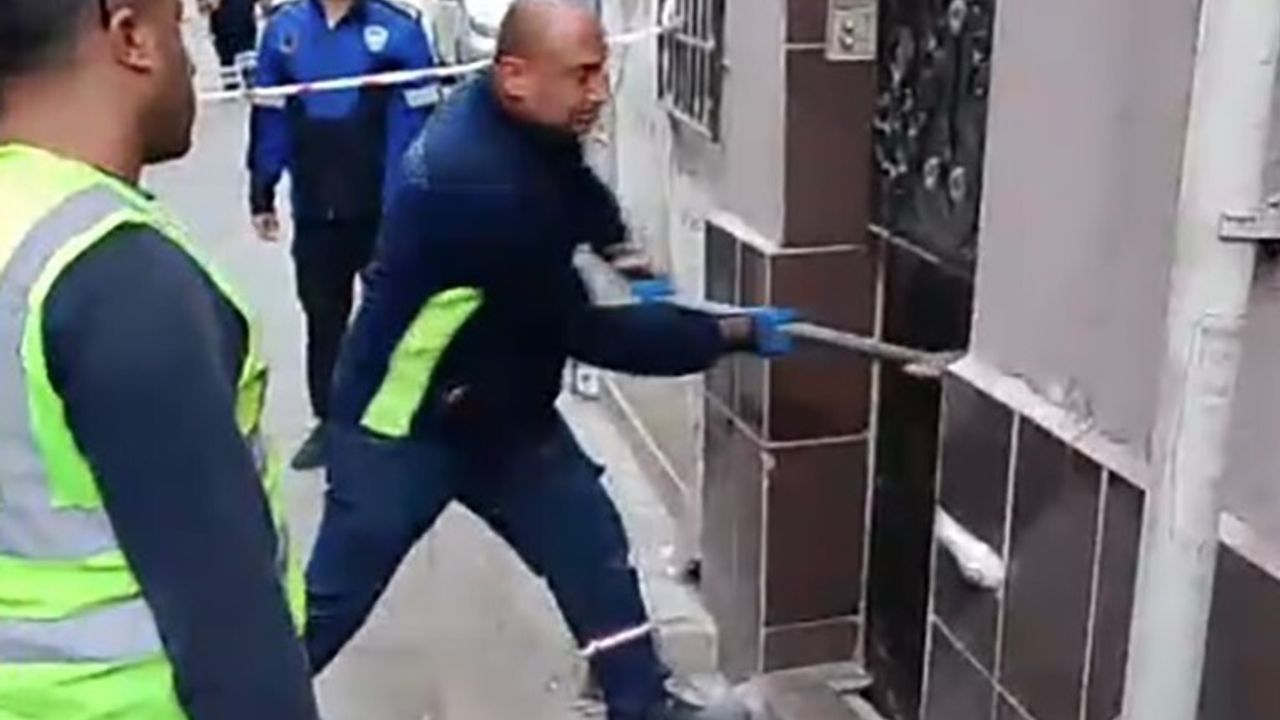 İzmir'de Onat Tüneli etki alanındaki riskli binanın tahliyesi: Balyozla kapı açma görüntüleri
