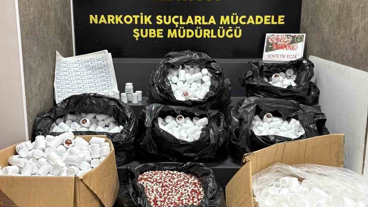 İzmir’de uyuşturucu operasyonu: 316 bin 760 adet sentetik ecza ve 29 kilo 596 gram metamfetamin ele geçirildi