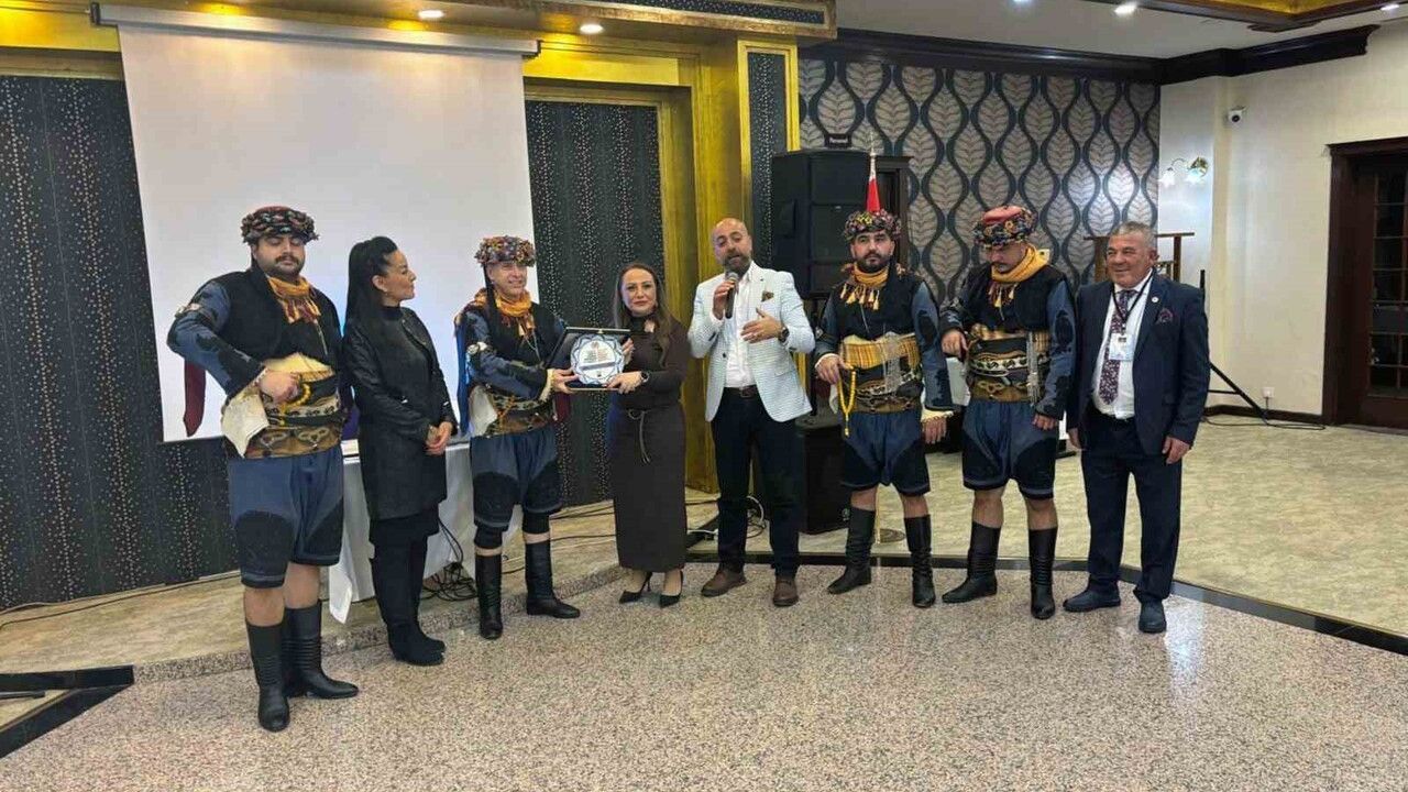 İzmir'deki Sağlık Turizmi Konferansında Büyükelçiler Muğla Zeybeği Öğrendi ve Oynadı