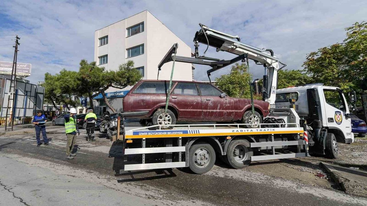 İzmir Hurda Araç Merkezi, terk edilen araçları ekonomiye kazandırıyor