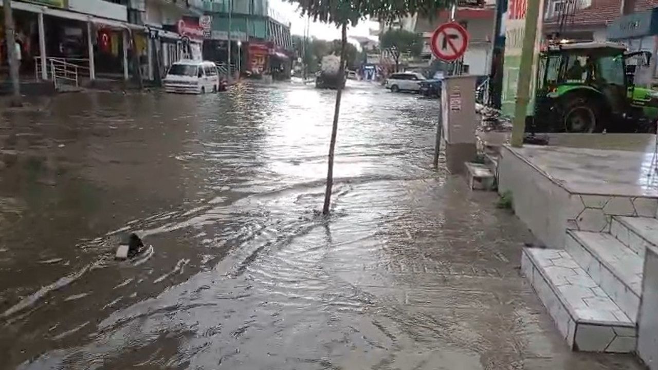 İzmir’in kuzeyinde kuvvetli sağanak: Aliağa, Foça, Dikili ve Bergama etkilendi