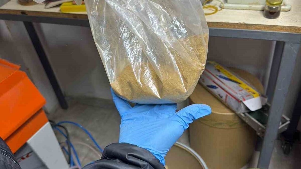 İzmir merkezli operasyon: 15 milyon TL değerinde kaçak ilaç ve üretim ekipmanı ele geçirildi, 7 tutuklama