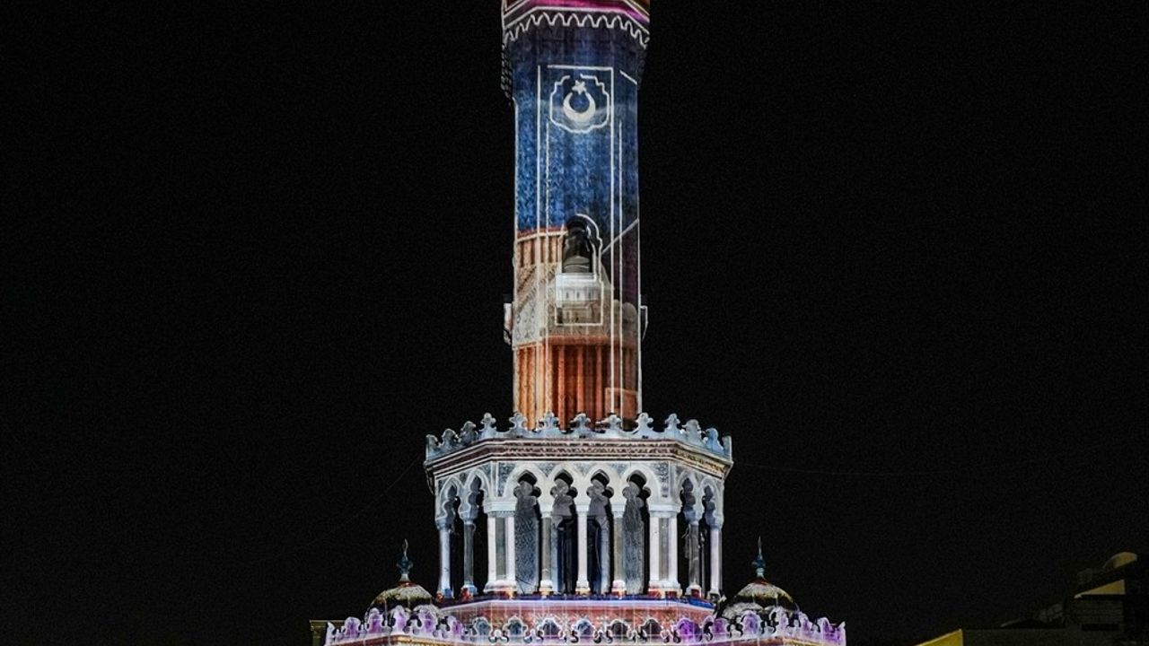 İzmir Saat Kulesi, 'Zamanın Hüneri' ile Dijital Sanatla Işıklandı