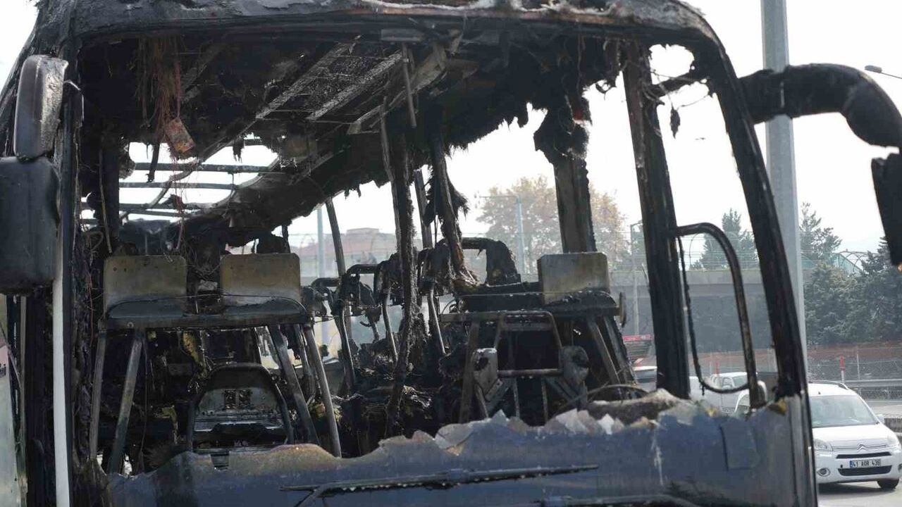 İzmit Kuruçeşme'de park halindeki yolcu otobüsü alev aldı; araç kullanılamaz hale geldi