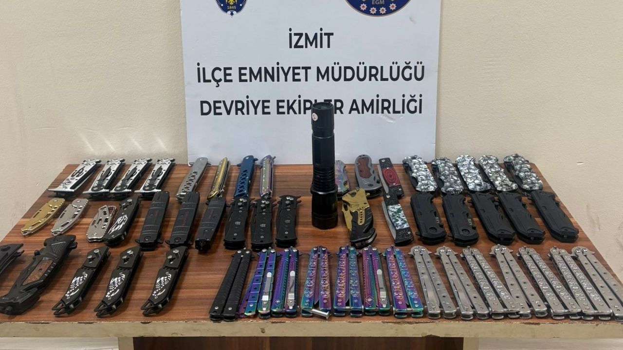İzmit'te iki çocuğun üzerinden 52 kesici alet ve şok cihazı ele geçirildi
