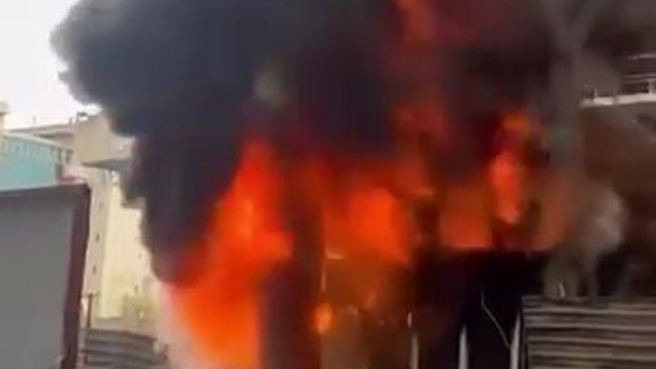 İzmit Yeşilova'da işçi konteyneri alev aldı, itfaiye müdahale etti