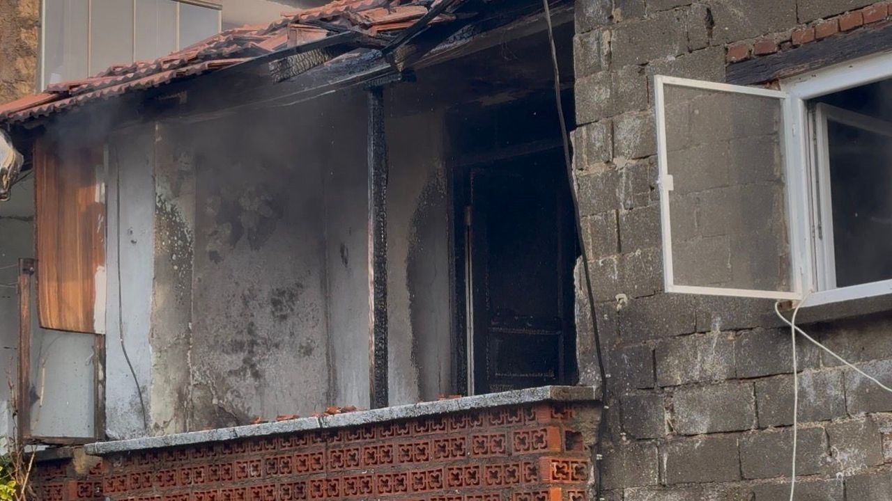 İznik'te iki katlı evde yangın: Anne ve üç çocuğu mahalle sakinleri kurtardı