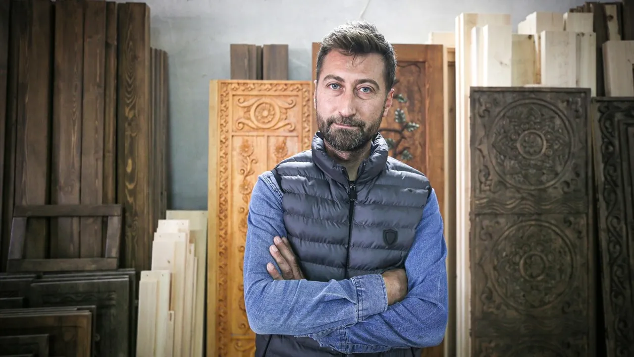 İznikli usta Fahri Kaptan, el oyması ahşap işleriyle Türkiye ve yurt dışına sipariş gönderiyor