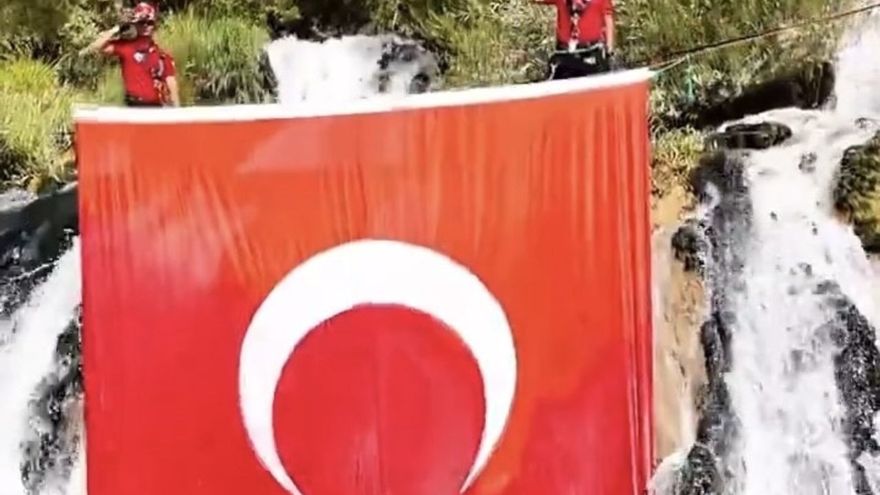 JAK Timi Muradiye Şelalesi'nde Türk Bayrağını Dalgalandırdı