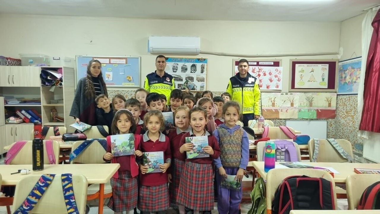 Jandarmadan Salavatlı İlkokulu Öğrencilerine Trafik Eğitimi