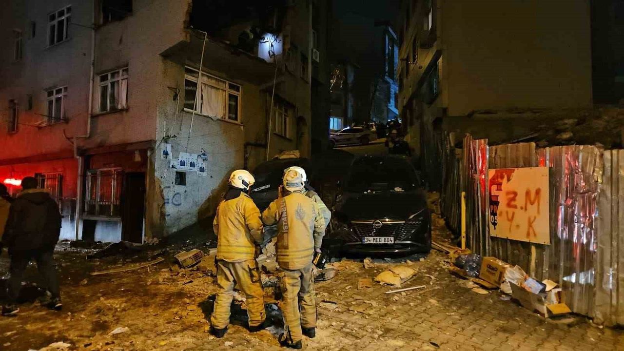 Kağıthane'de doğal gaz patlaması: 6 katlı binanın duvarı yıkıldı, 1 kişi yaralandı