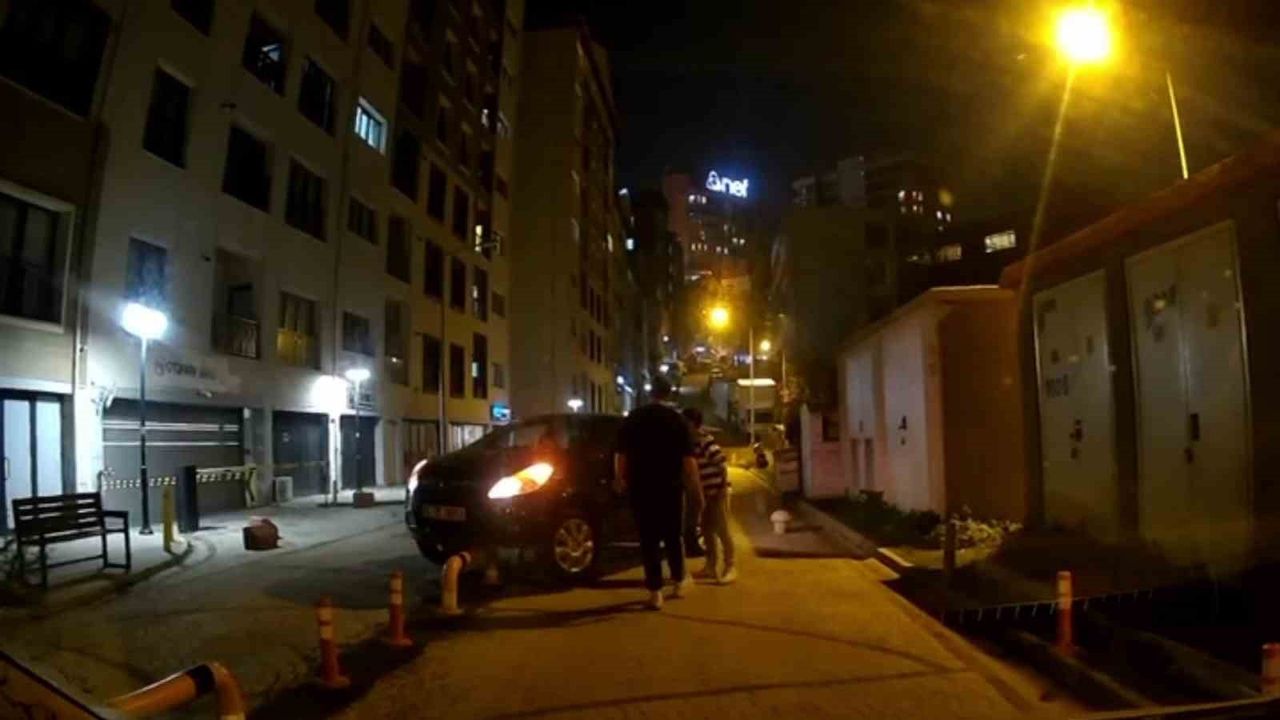 Kağıthane'de ters yöne giren sürücü demir bariyere çıkarak askıda kaldı; o anlar kamerada