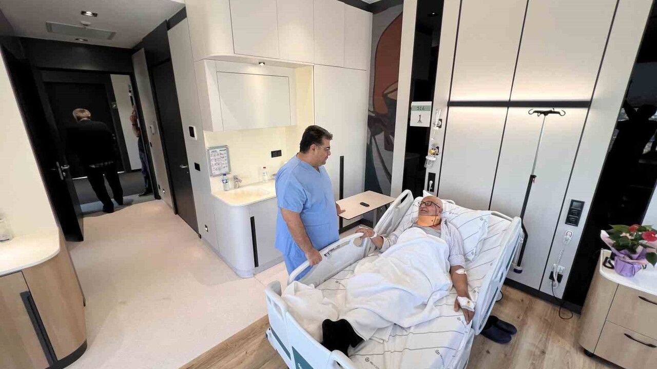 Kahramanmaraş'ta 86 yaşındaki hastaya platinsiz kapalı yöntemle boyun omuriliği daralması ameliyatı