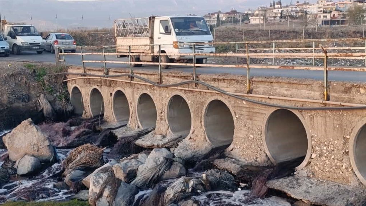 Kahramanmaraş'ta Aksu Çayı'na bırakılan fabrika atıkları Sır Barajı'na ulaşıyor