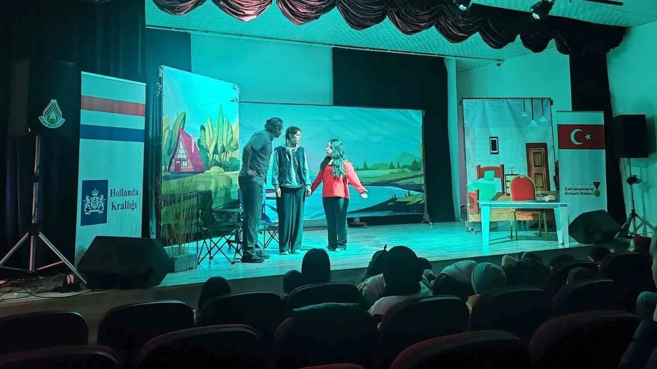 Kahramanmaraş'ta çocuklar için Ronnie - Göldeki Fısıltı tiyatro gösterisi