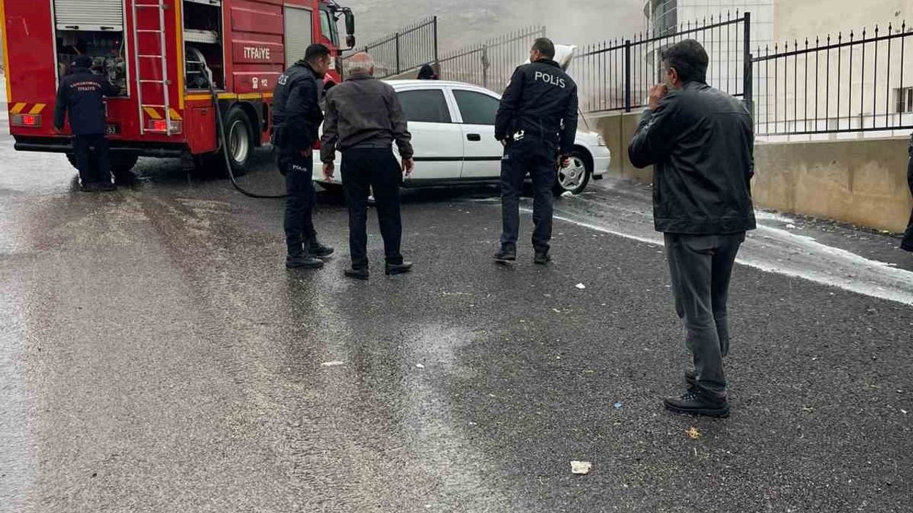 Kahramanmaraş’ta Elbistan Devlet Hastanesi önünde park halindeki Opel'de yangın, itfaiye söndürdü