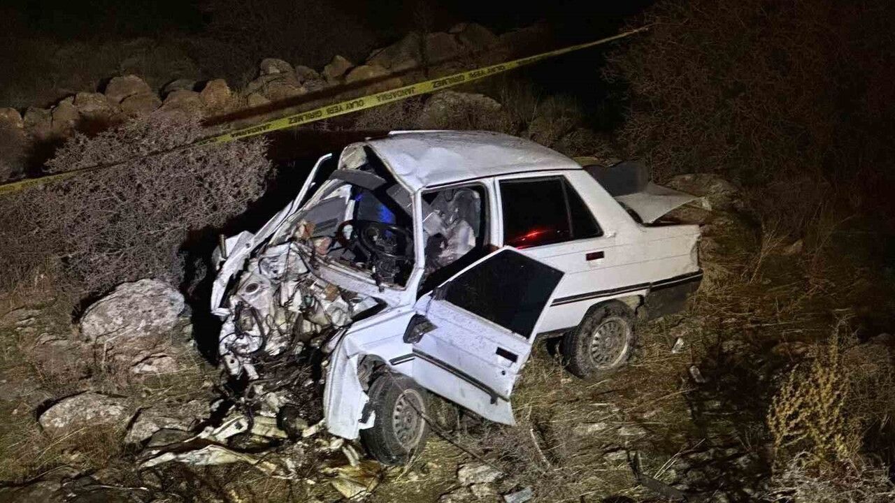 Kahramanmaraş’ta otomobil kayalıklara çarptı: 1 ölü, hamile eşi ağır yaralı