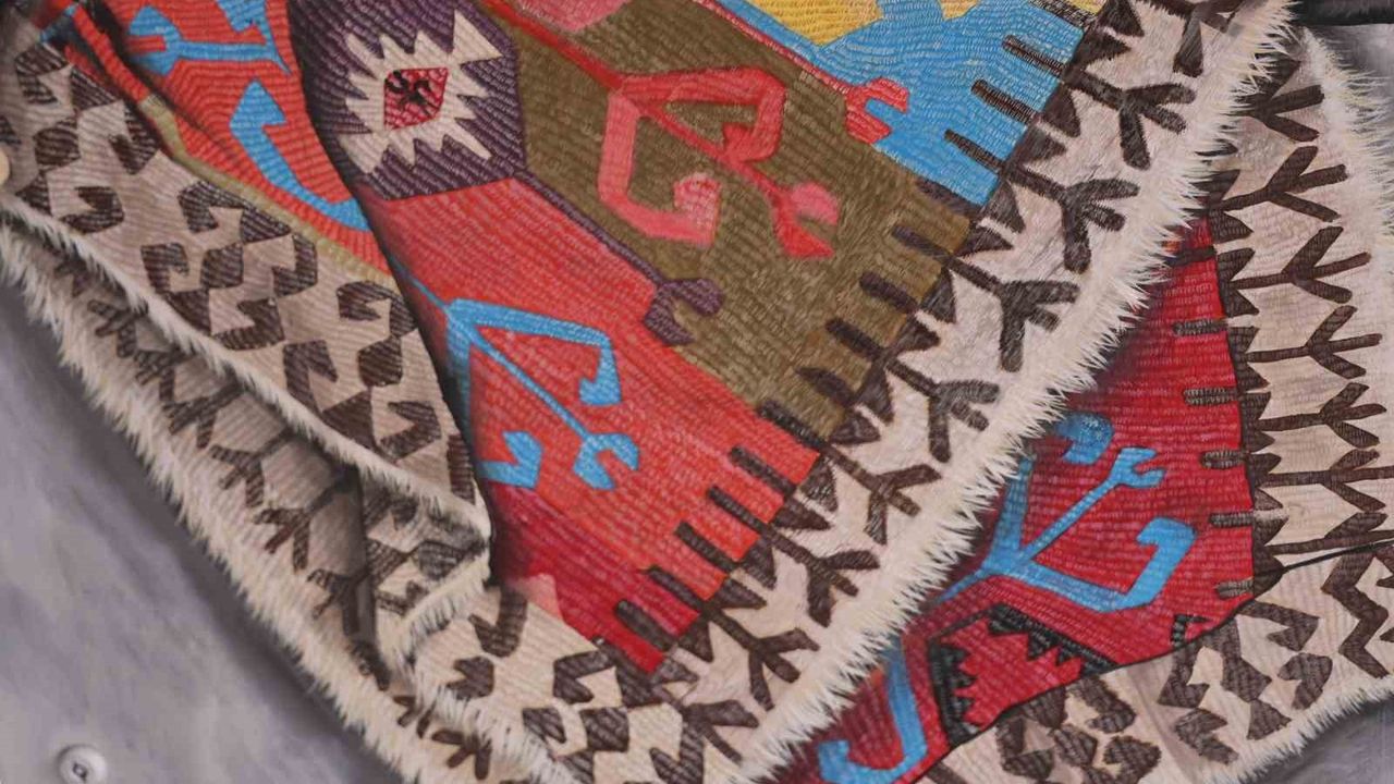 Kapadokya'da Elektrik Panoları Hiperrealist Resimlerle Açık Hava Galerisine Dönüşüyor