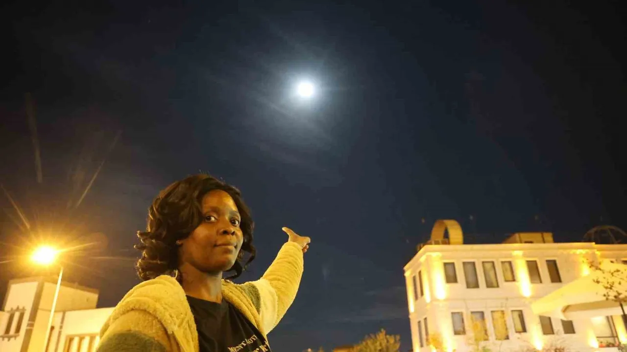 Kapadokya'da 'Kunduz Süper Ay' peribacalarına kartpostallık görüntüler sundu