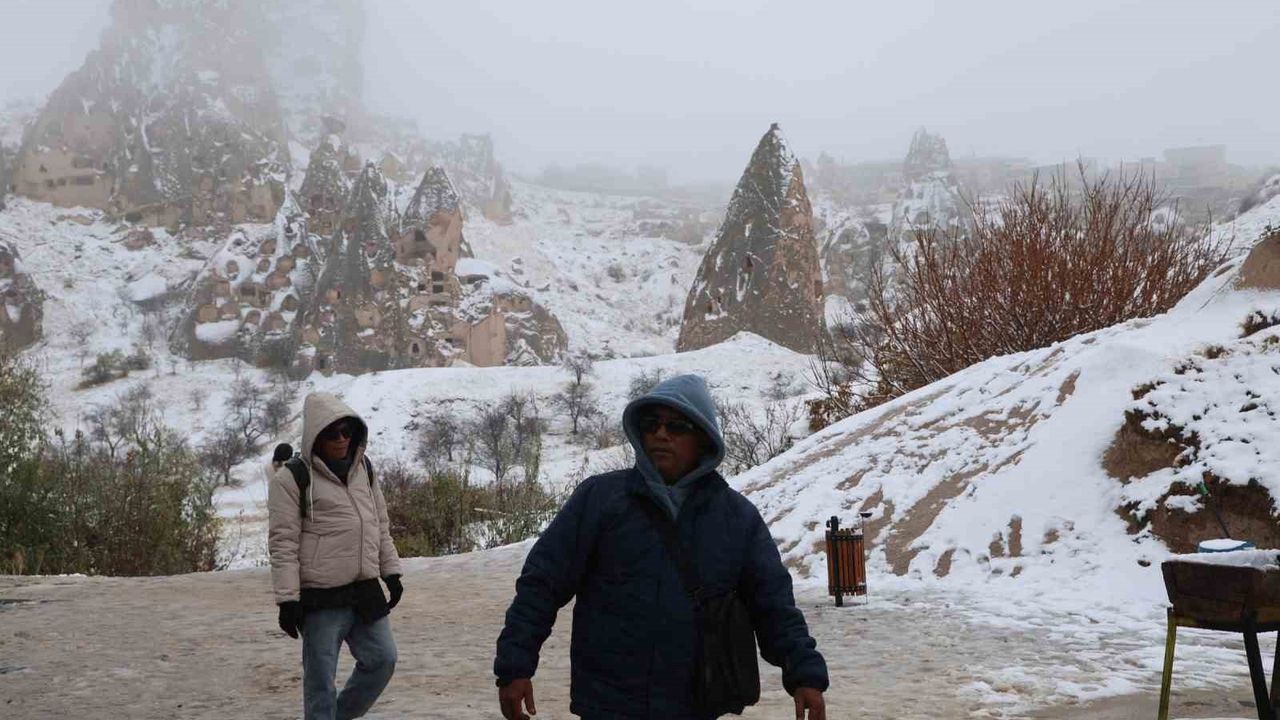 Kapadokya'da mevsimin ilk karı peribacalarında masalsı görüntü oluşturdu